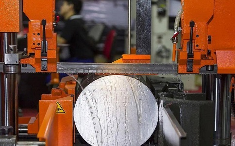 兴宁立式金属带锯床切削出现跑带故障解决方法！